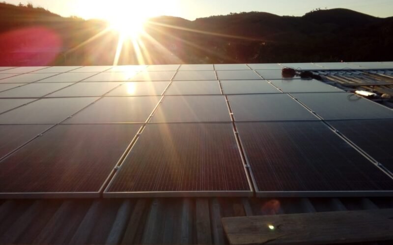 Como Funciona uma Usina Solar e Por Que Esse Investimento Traz Resultados Reais para Sua Empresa